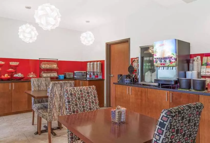 Отель Ramada By Wyndham Carlyle