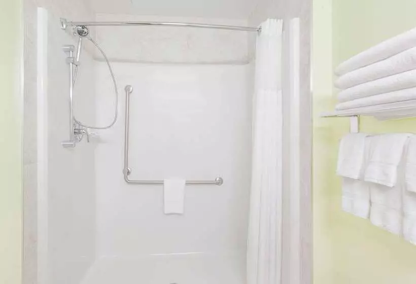 Отель Ramada By Wyndham Carlyle