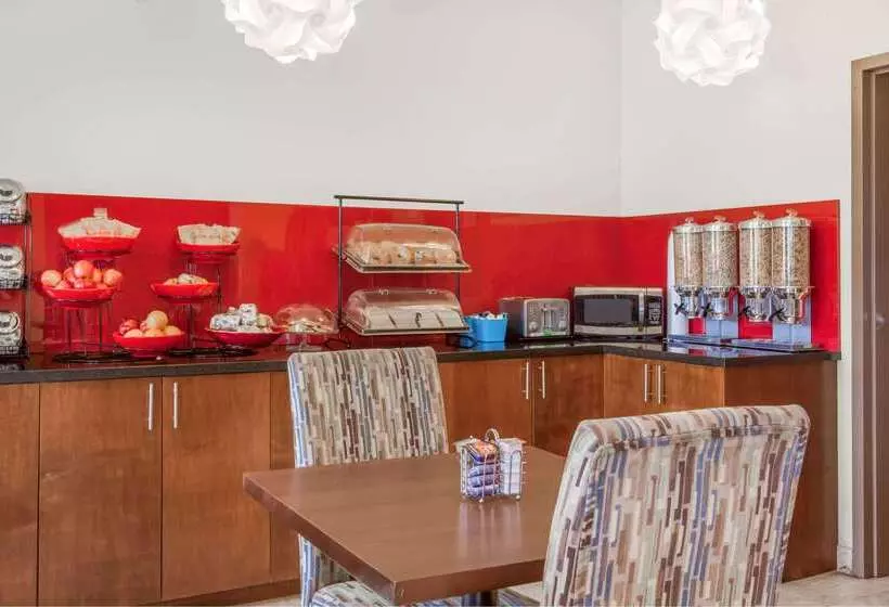 Отель Ramada By Wyndham Carlyle