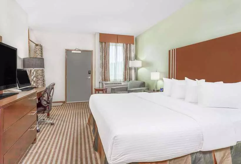 Отель Ramada By Wyndham Carlyle