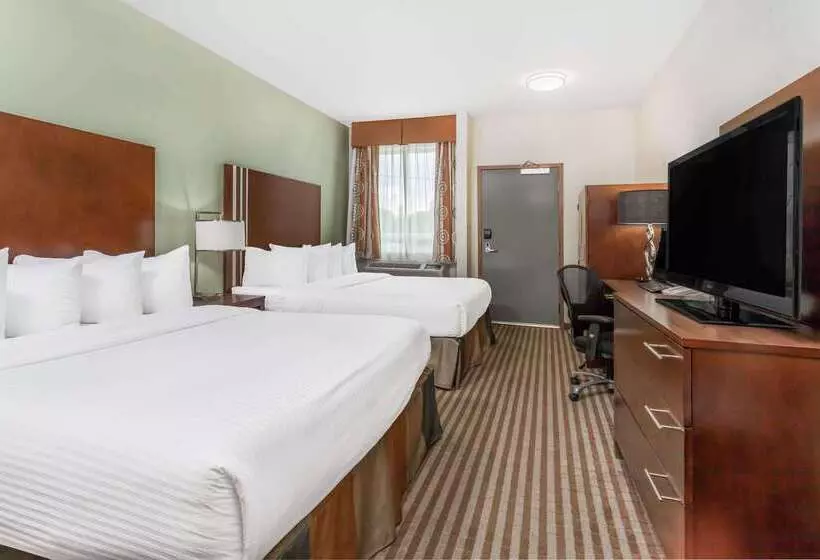 Отель Ramada By Wyndham Carlyle