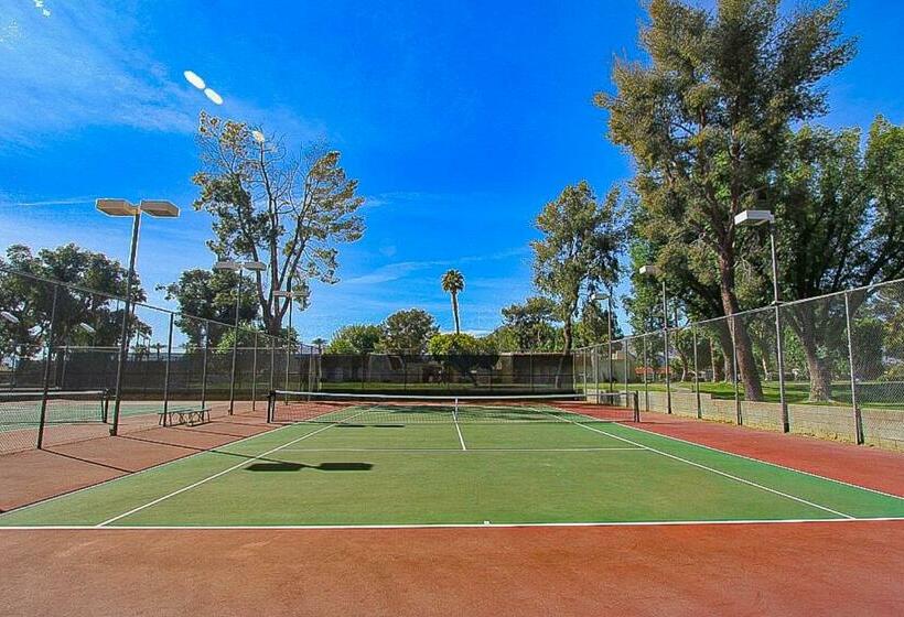 فندق Red Roof Retreat