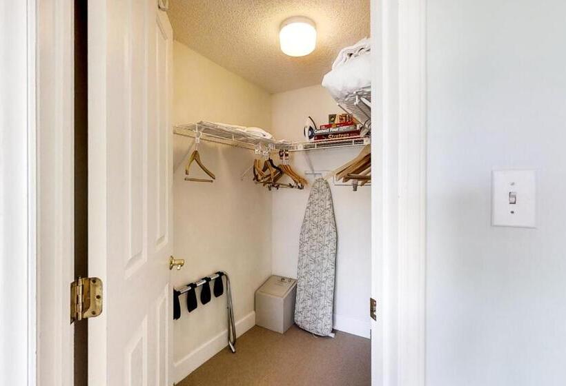 هتل Hampton Place 5501