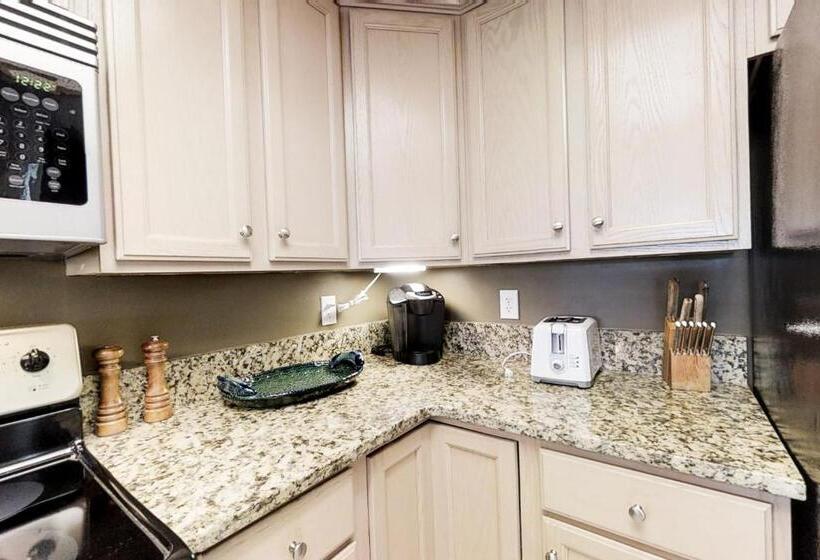 هتل Hampton Place 5501