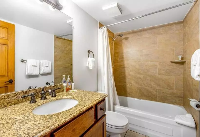 ホテル 2 Bed 2 Bath Apartment In Avon