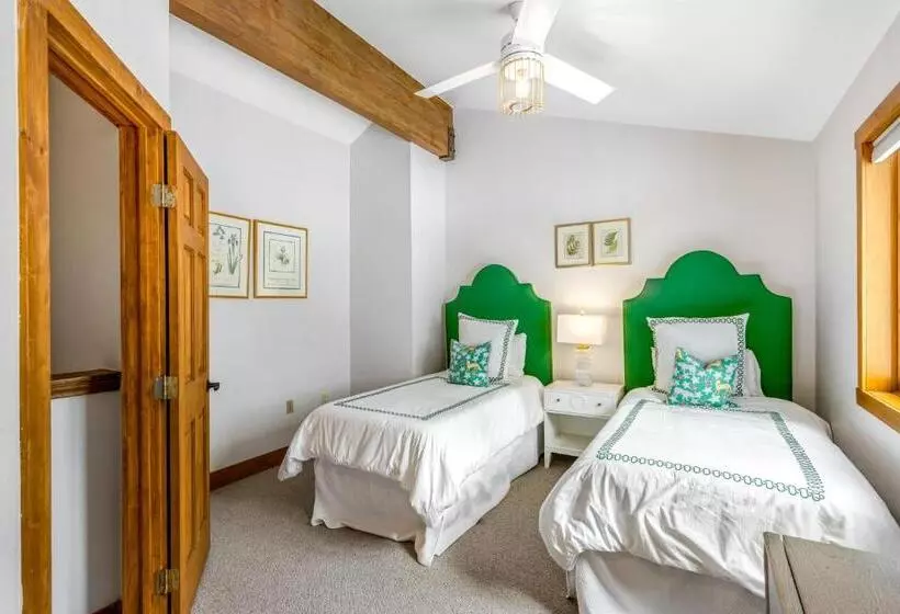 ホテル 2 Bed 2 Bath Apartment In Avon