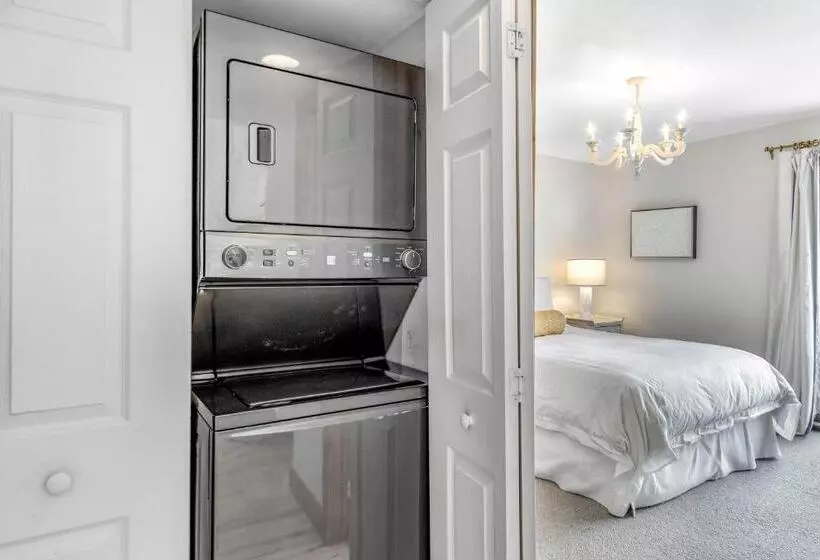 ホテル 2 Bed 2 Bath Apartment In Avon