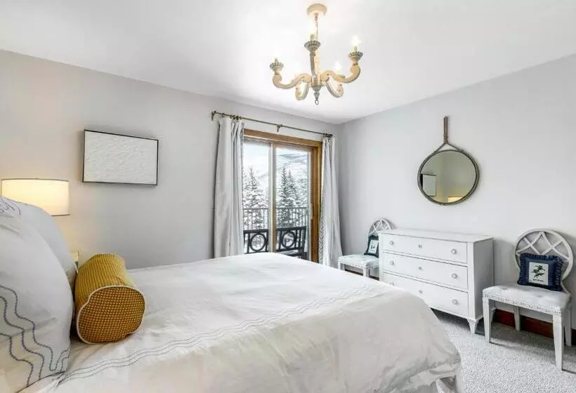 ホテル 2 Bed 2 Bath Apartment In Avon