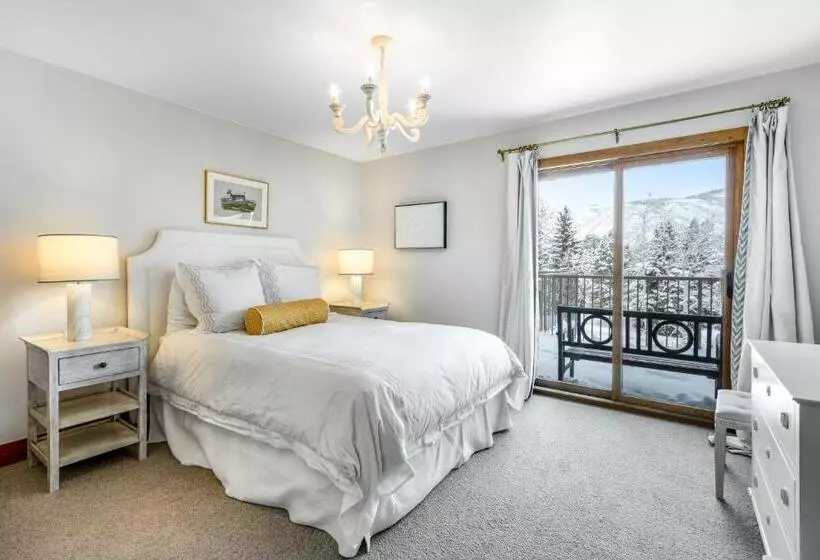 ホテル 2 Bed 2 Bath Apartment In Avon
