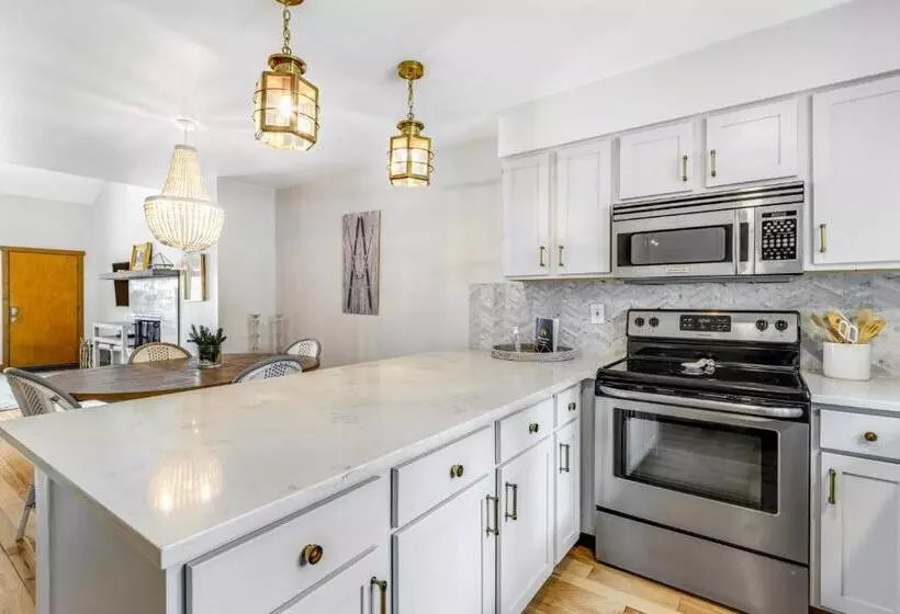 ホテル 2 Bed 2 Bath Apartment In Avon