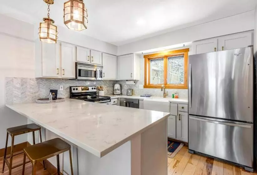 ホテル 2 Bed 2 Bath Apartment In Avon