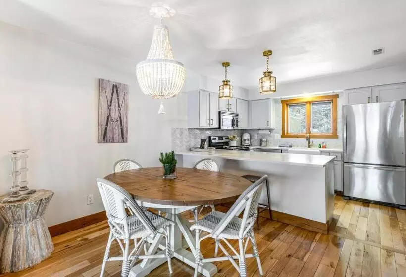ホテル 2 Bed 2 Bath Apartment In Avon