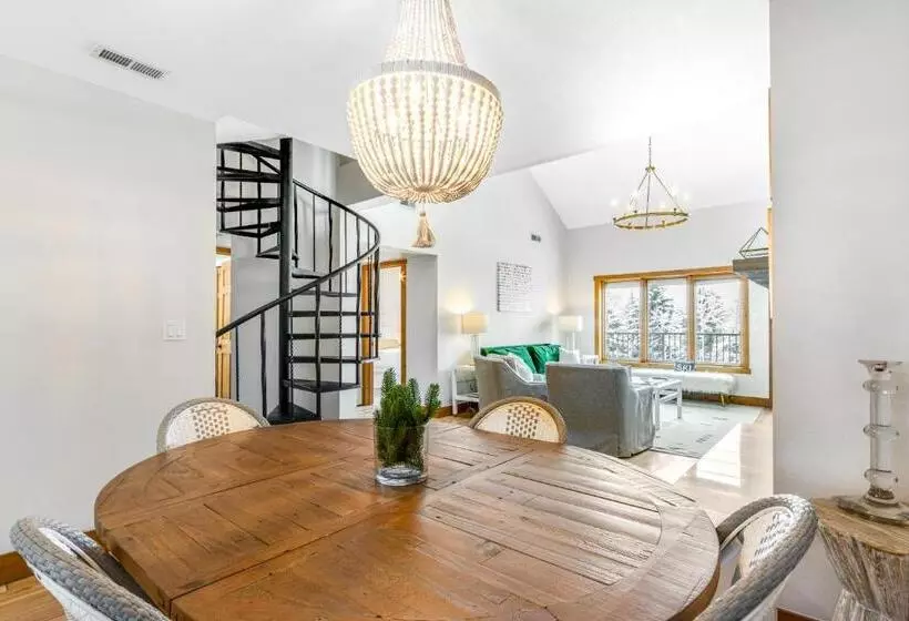 ホテル 2 Bed 2 Bath Apartment In Avon