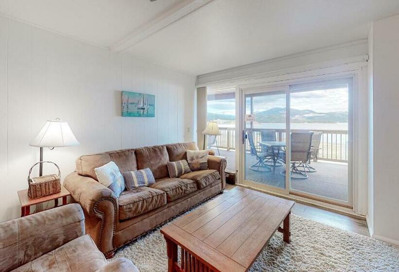 בית מלון כפרי Lakeside Mountain Retreat