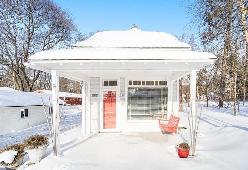 Отель Lake Daze