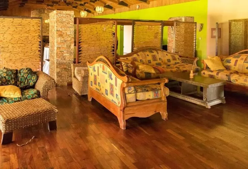 هتل Mountains Of The Moon