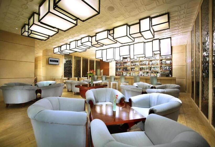 בית מלון כפרי The Grove Suites By Grand Aston