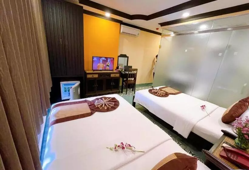 Ipeace Hotel   Bùi Viện Walking Street