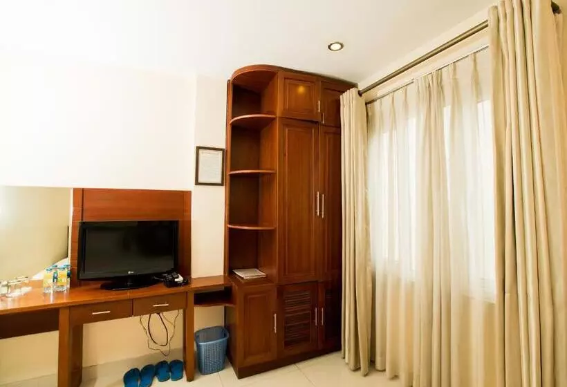 Ipeace Hotel   Bùi Viện Walking Street