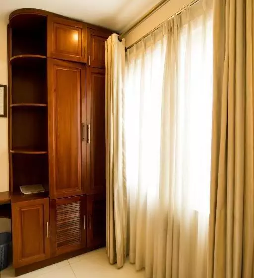 Ipeace Hotel   Bùi Viện Walking Street