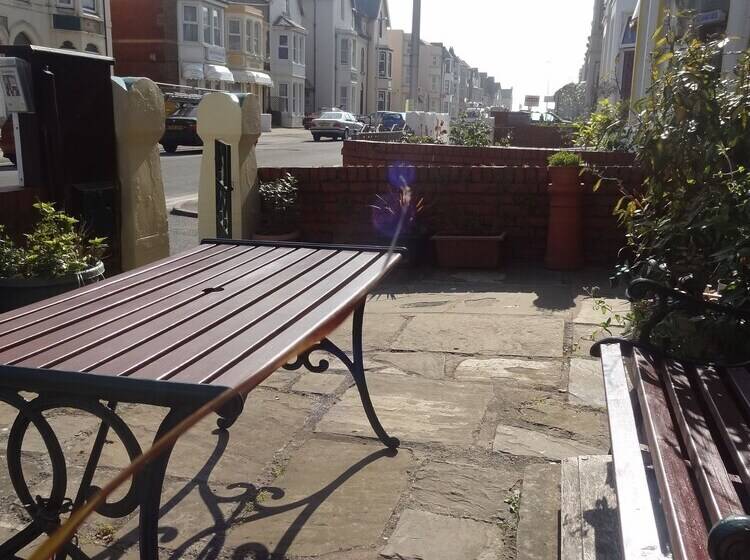 Lindisfarne Holiday Apartments   Families & Couples Only