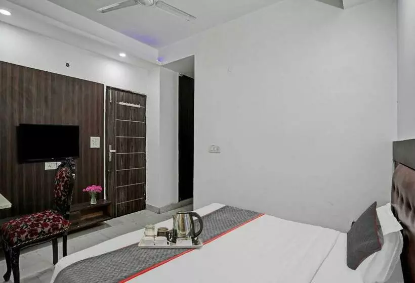 Signature Hotel Noida 62