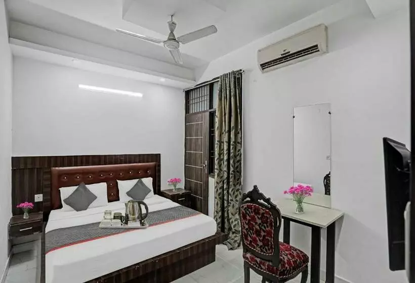Signature Hotel Noida 62
