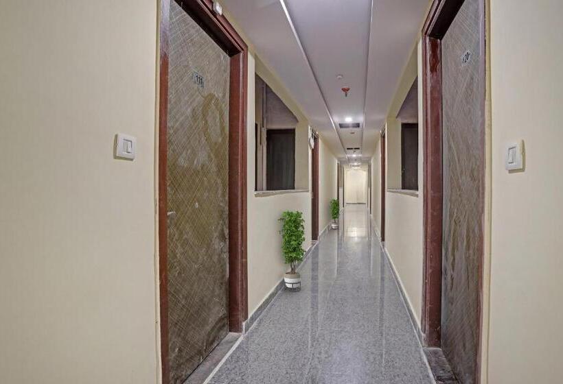בית מלון כפרי Capital O Mt Corporate Stays Near Iskcon Temple Noida