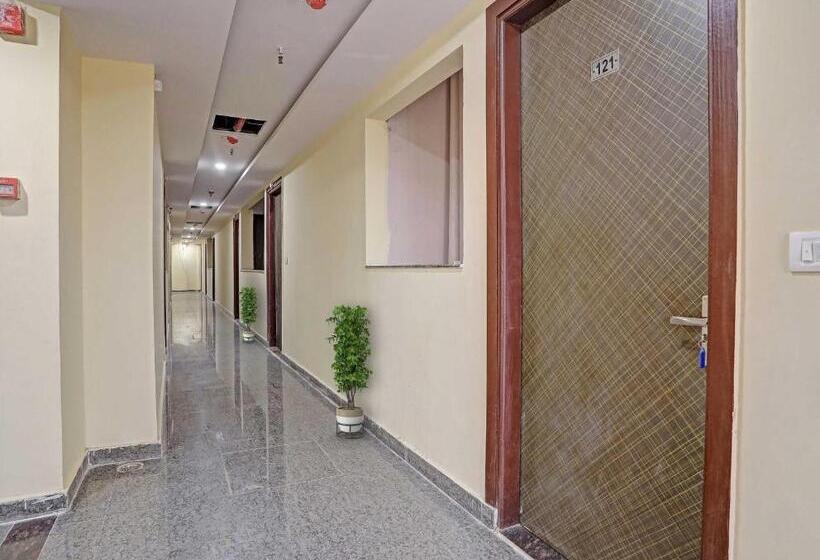 בית מלון כפרי Capital O Mt Corporate Stays Near Iskcon Temple Noida