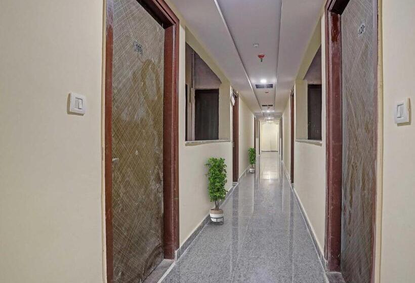 בית מלון כפרי Capital O Mt Corporate Stays Near Iskcon Temple Noida