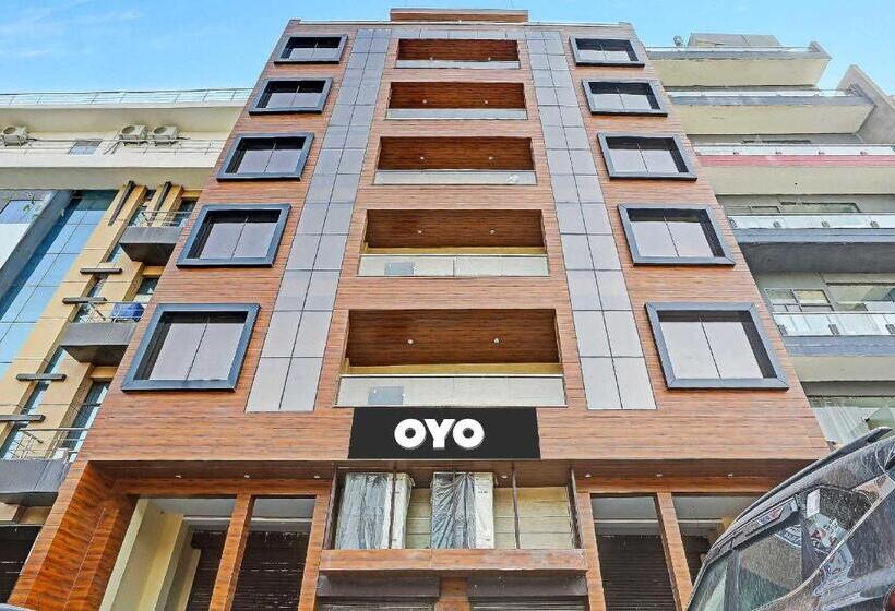 בית מלון כפרי Capital O Mt Corporate Stays Near Iskcon Temple Noida