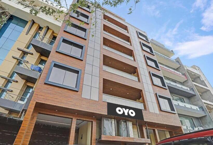 בית מלון כפרי Capital O Mt Corporate Stays Near Iskcon Temple Noida