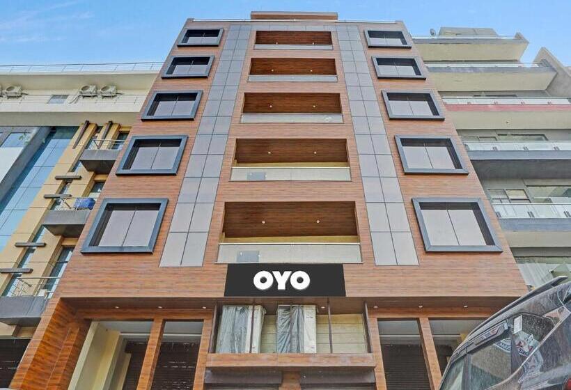 בית מלון כפרי Capital O Mt Corporate Stays Near Iskcon Temple Noida