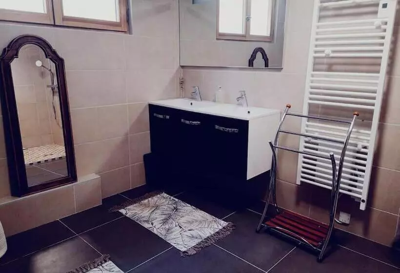 Majatalo Logement Avec Billard, Home Cinéma Et Terrasse Privatisés