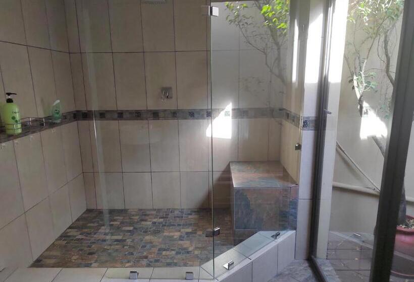 פנסיון Crayfish Creek Guest House