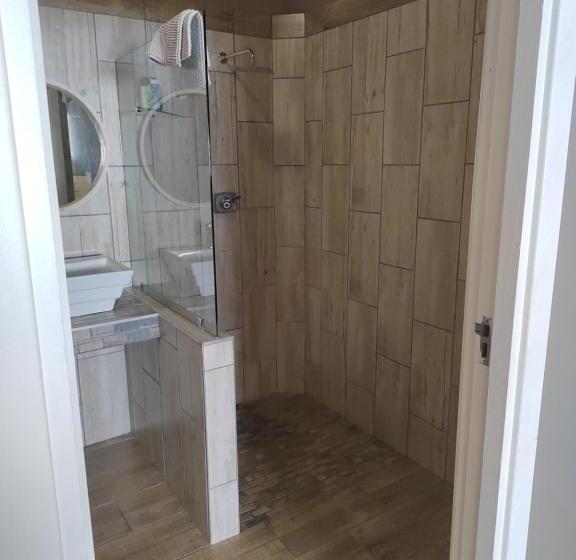 פנסיון Crayfish Creek Guest House