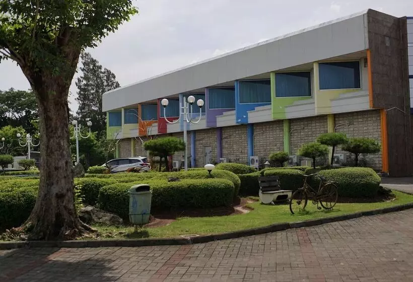 בית מלון כפרי New Puri Garden Bandara Semarang