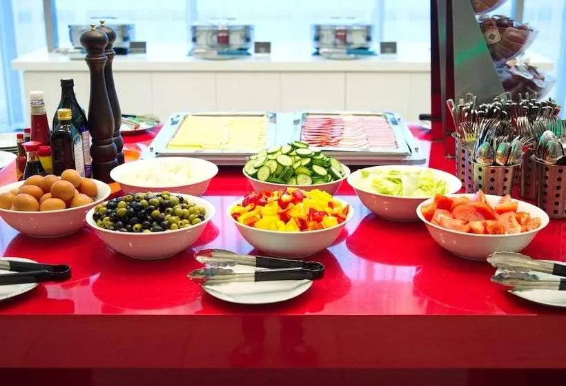 Отель Hampton By Hilton Saint Petersburg Expoforum