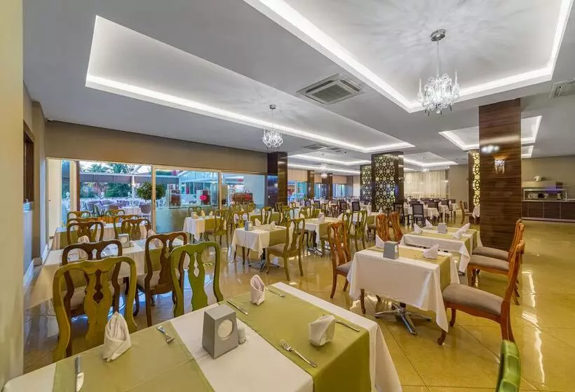 ホテル Justiniano Deluxe Resort