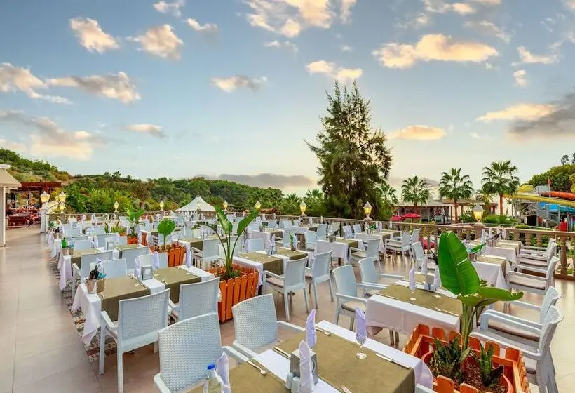 ホテル Justiniano Deluxe Resort