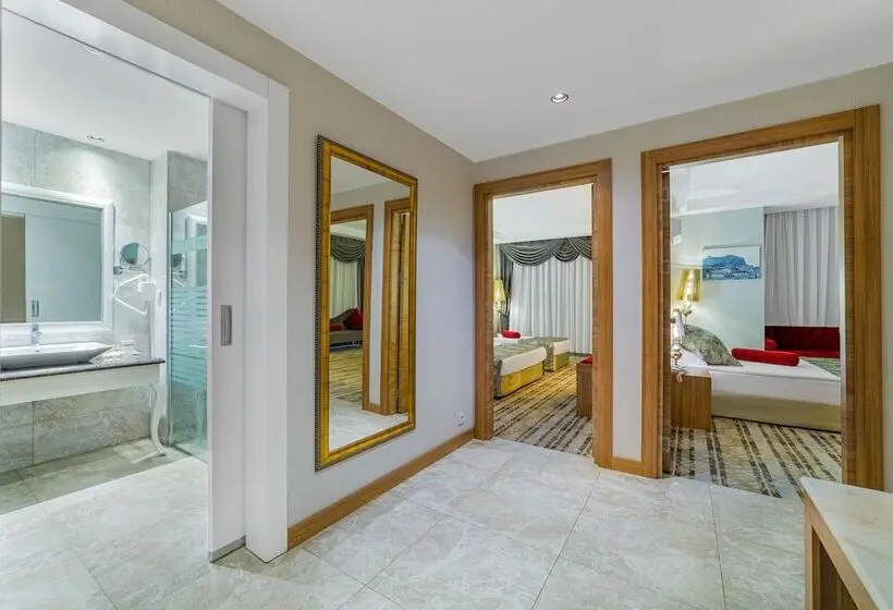 ホテル Justiniano Deluxe Resort