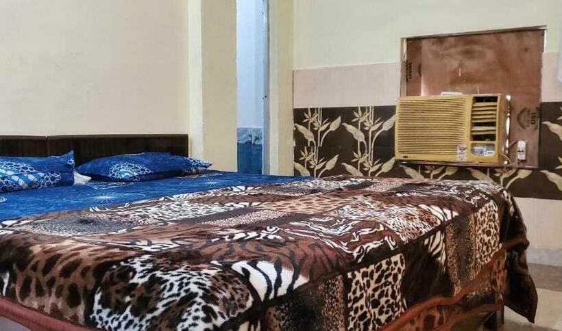 酒店 Oyo 70121 Rock Star  Rooms