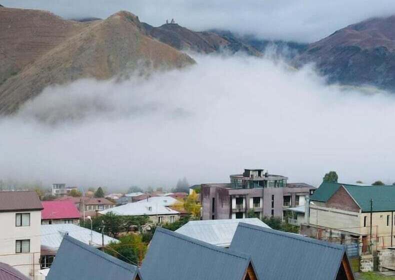 هتل Pyramid Kazbegi