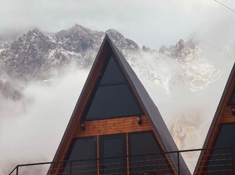 هتل Pyramid Kazbegi