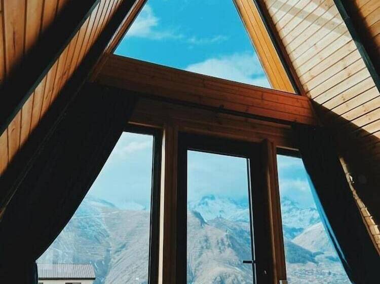 هتل Pyramid Kazbegi