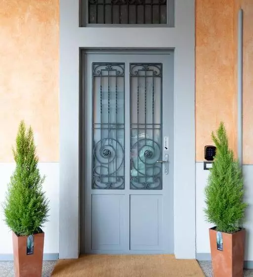 پانسیون Varese Suites