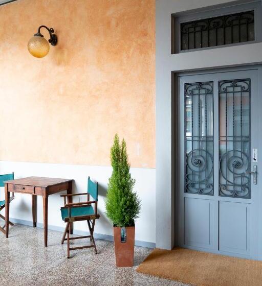 پانسیون Varese Suites