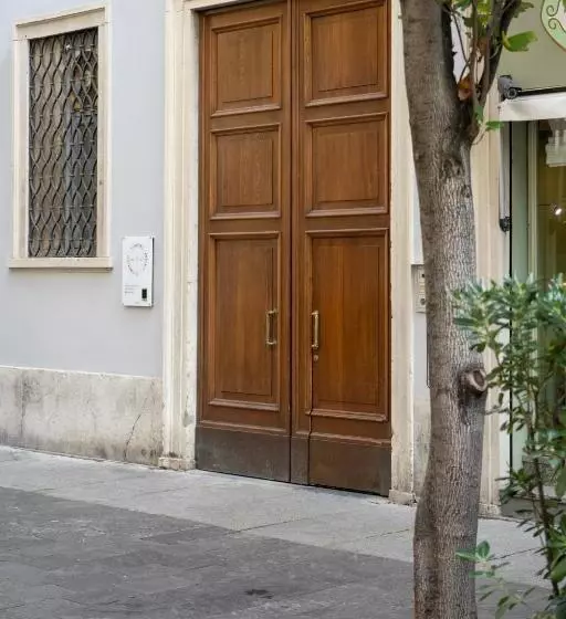 پانسیون Varese Suites