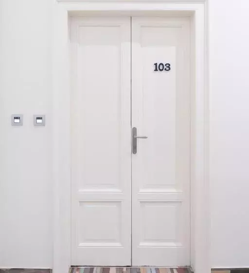 پانسیون Varese Suites