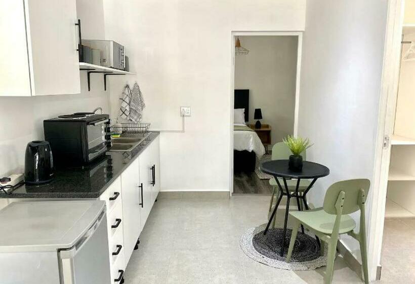 Пансион Angazi Guesthouse Unit 3 Modern 2 Bedroom Apartment With Pool